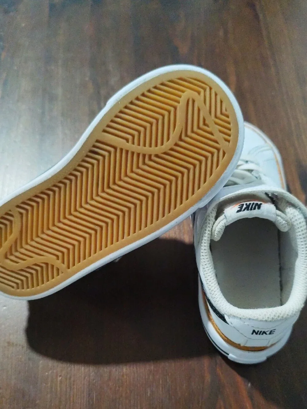 Nike Kids White and Brown Accent Sneakers with Hook-and-Loop Strap